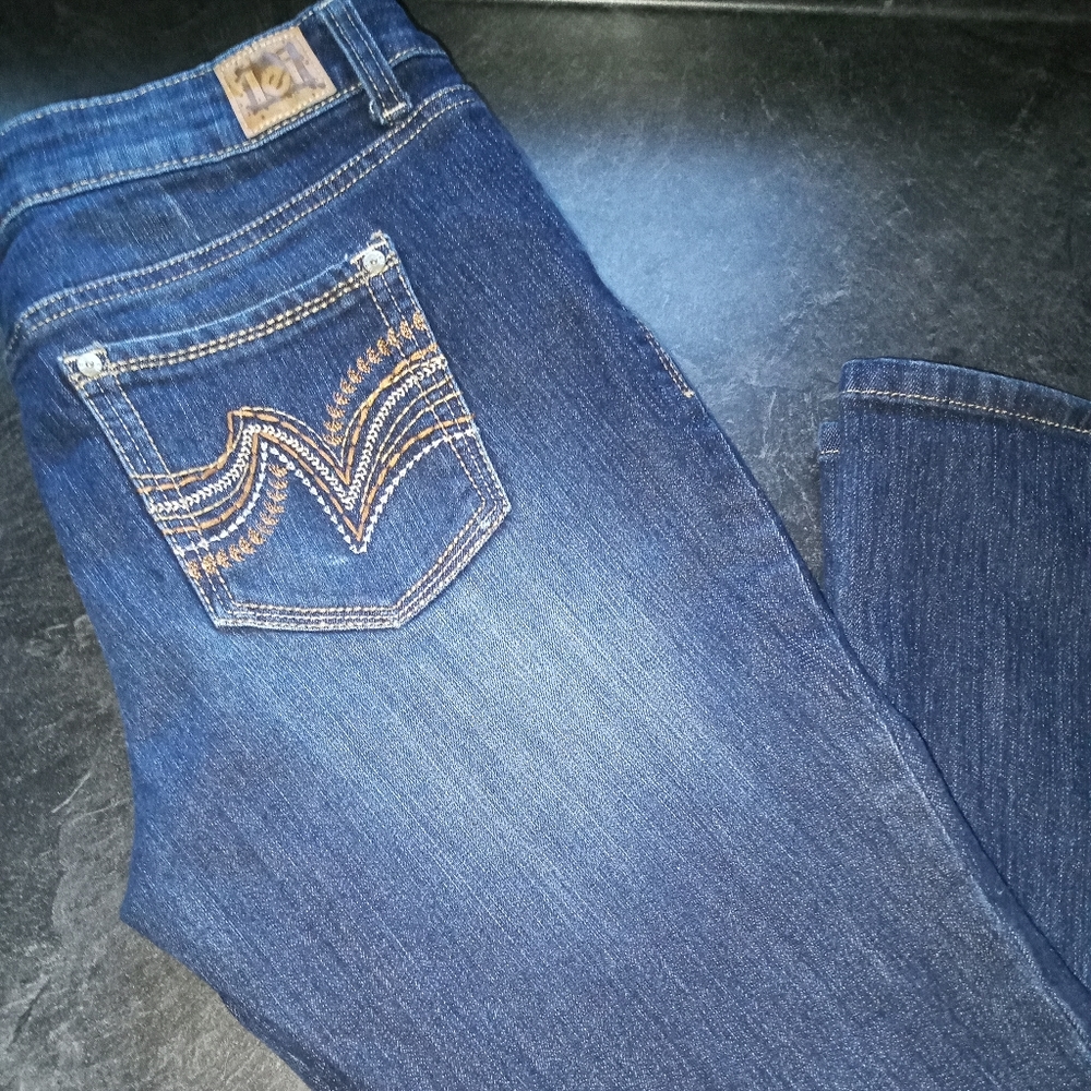 LEI Ashley low rise slimboot sz 11short